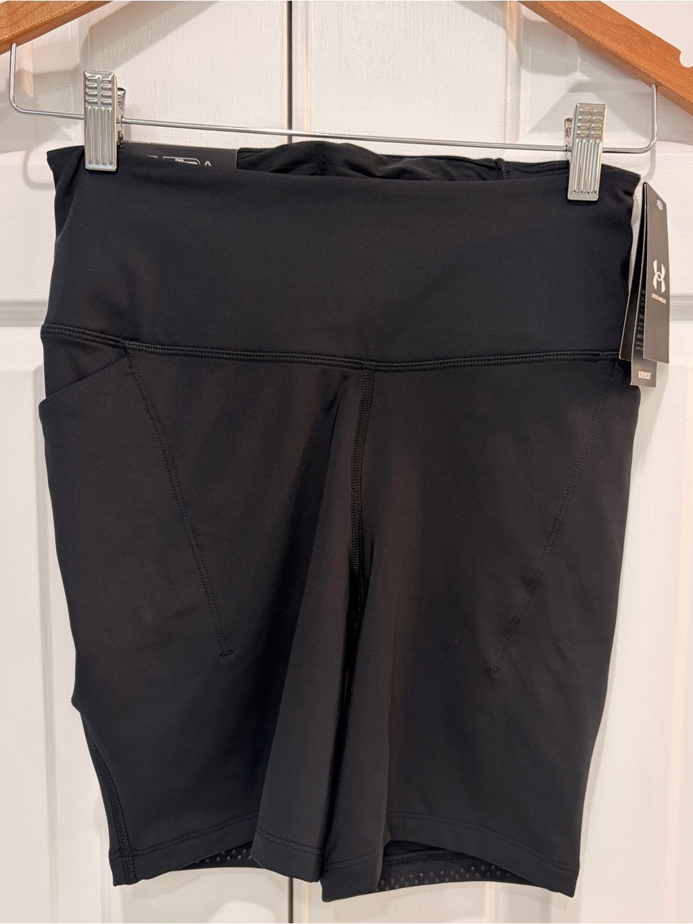 NWT Under Armour Women’s Black Launch Elite 6" speed pocket shorts size small